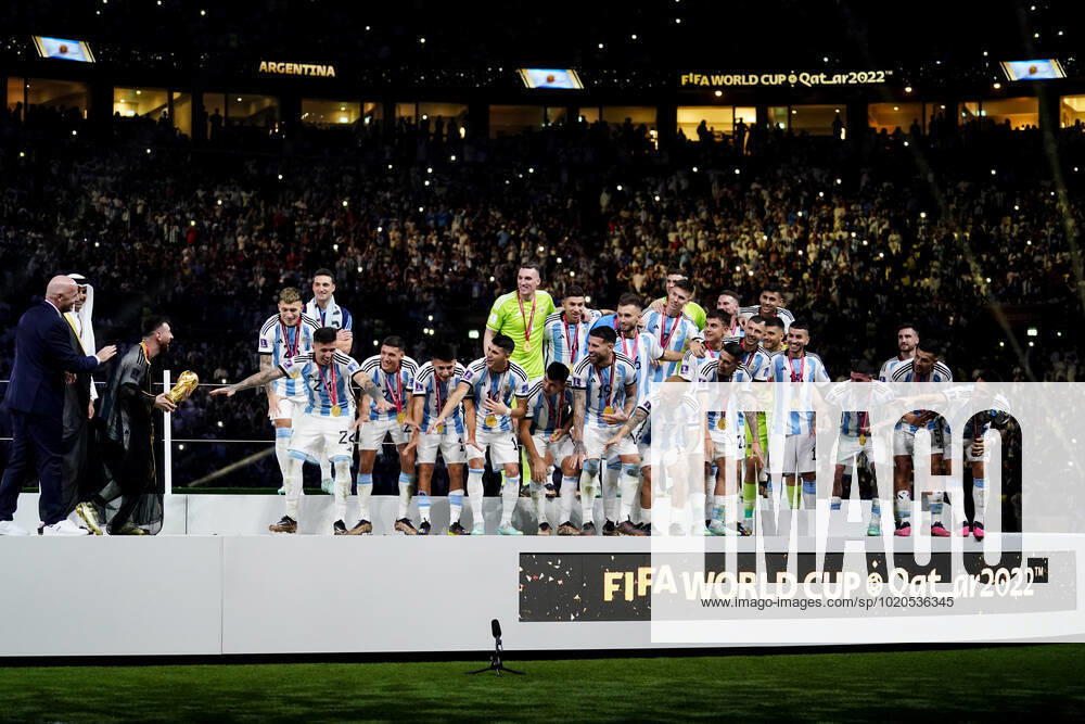 QAT: Argentina v France. FIFA World Cup, WM, Weltmeisterschaft, Fussball Qatar 2022. Final Lionel Messi of Argentina lifts the World Cup with his teammates during the FIFA World Cup Qatar 2022 match, Final, between Argentina and France played at Lusail Stadium on Dec 18, 2022 in Lusail, Qatar.