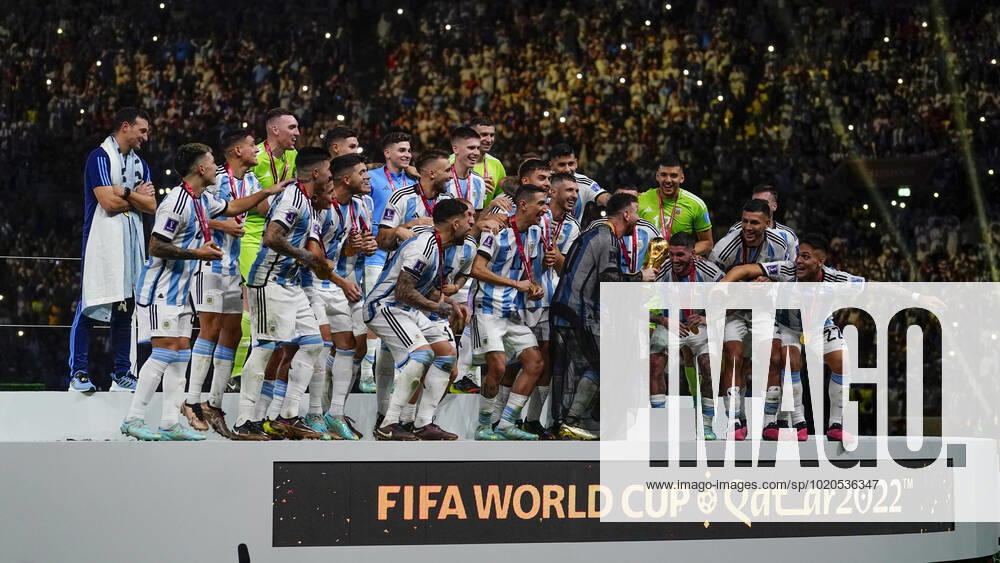 QAT: Argentina v France. FIFA World Cup, WM, Weltmeisterschaft, Fussball Qatar 2022. Final Lionel Messi of Argentina lifts the World Cup with his teammates during the FIFA World Cup Qatar 2022 match, Final, between Argentina and France played at Lusail Stadium on Dec 18, 2022 in Lusail, Qatar.