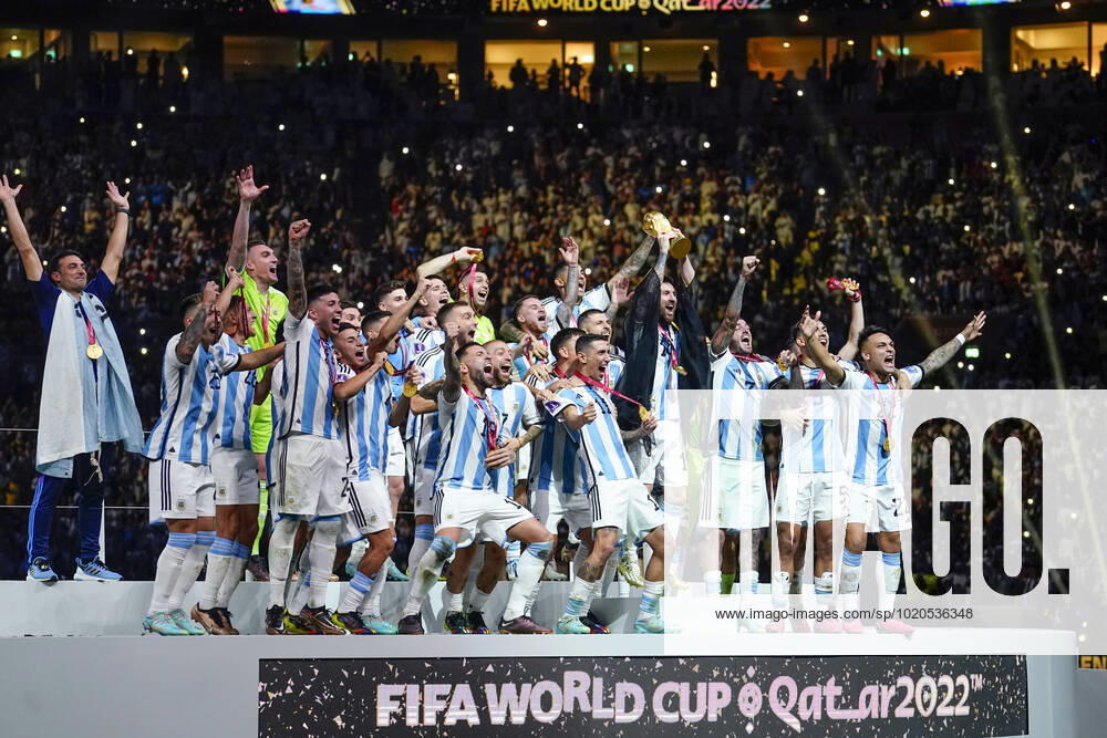QAT: Argentina v France. FIFA World Cup, WM, Weltmeisterschaft, Fussball Qatar 2022. Final Lionel Messi of Argentina lifts the World Cup with his teammates during the FIFA World Cup Qatar 2022 match, Final, between Argentina and France played at Lusail Stadium on Dec 18, 2022 in Lusail, Qatar.