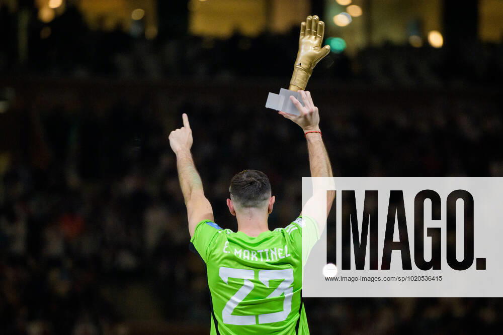 goalkeeper Emiliano Martinez of Argentina with his award after the FIFA World Cup, WM, Weltmeisterschaft, Fussball 2022 final between Argentina and France on December 18, 2022 in Doha. Photo: Joel Marklund BILDBYRAN kod JM JM0415 bbeng fotboll football soccer fotball vm fotbolls-vm fotball-vm fotbolls-vm 2022 fifa world cup 2022 final argentina frankrike france champions world champions FIFA World Cup Champions Gold medalist jubel celebration