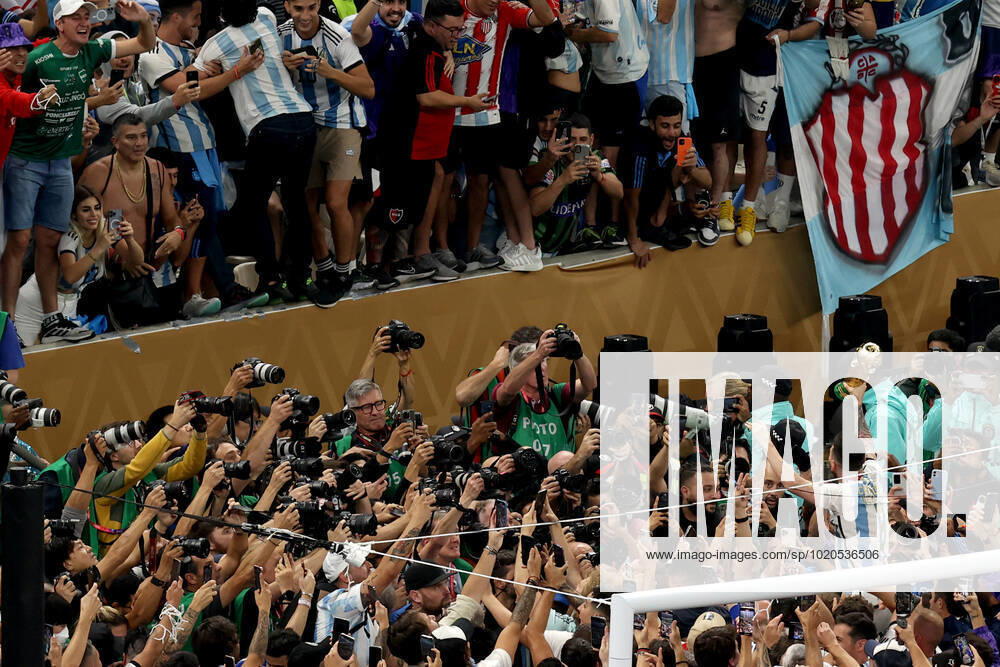 The Final : FIFA World Cup, WM, Weltmeisterschaft, Fussball 18 December 2022, Lusail City - FIFA World Cup Final Qatar 2022 - Argentina v France - Lionel Messi of Argentina shows the trophy to the supporters - Photo: Charlotte Wilson Offside. Doha Qatar