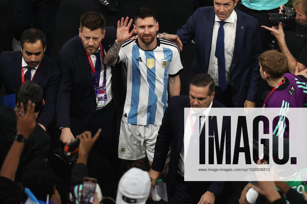 The Final : FIFA World Cup, WM, Weltmeisterschaft, Fussball 18 December 2022, Lusail City - FIFA World Cup Final Qatar 2022 - Argentina v France - Lionel Messi of Argentina acknowledges the fans as he returns to the dressing room - Photo: Charlotte Wilson Offside. Doha Qatar