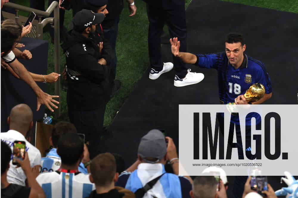 The Final : FIFA World Cup, WM, Weltmeisterschaft, Fussball 18 December 2022, Lusail City - FIFA World Cup Final Qatar 2022 - Argentina v France - Argentina coach Lionel Scaloni with the trophy - Photo: Charlotte Wilson Offside. Doha Qatar