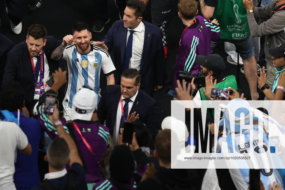 The Final : FIFA World Cup, WM, Weltmeisterschaft, Fussball 18 December 2022, Lusail City - FIFA World Cup Final Qatar 2022 - Argentina v France - Lionel Messi of Argentina acknowledges the fans as he returns to the dressing room - Photo: Charlotte Wilson Offside. Doha Qatar