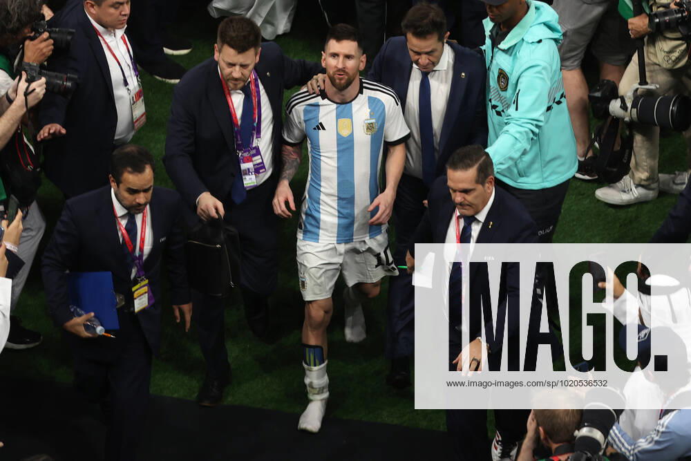 The Final : FIFA World Cup, WM, Weltmeisterschaft, Fussball 18 December 2022, Lusail City - FIFA World Cup Final Qatar 2022 - Argentina v France - Lionel Messi of Argentina returns to the dressing room without his boots - Photo: Charlotte Wilson Offside. Doha Qatar
