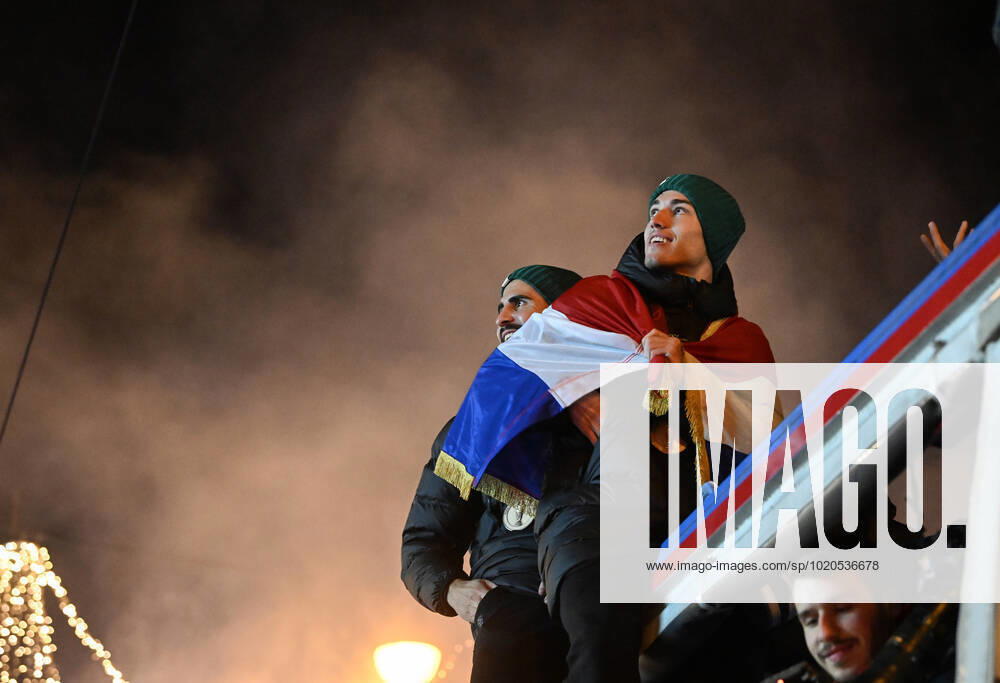 Croatia victory parade Fans are seen during the Croatia team victory parade at Ban Jelacic square (following their victory over Morocco in the 2022 FIFA World Cup, WM, Weltmeisterschaft, Fussball bronze medal match the previous day) on December 18, 2022 in Zagreb, Croatia. MarkoxLukunic PIXSELL