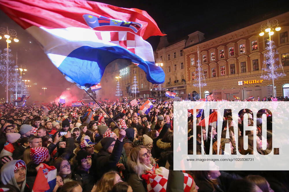 Croatia victory parade Fans are pictured during the Croatia team victory parade at Ban Jelacic square (following their victory over Morocco in the 2022 FIFA World Cup, WM, Weltmeisterschaft, Fussball bronze medal match the previous day) on December 18, 2022 in Zagreb, Croatia. MarkoxLukunic PIXSELL
