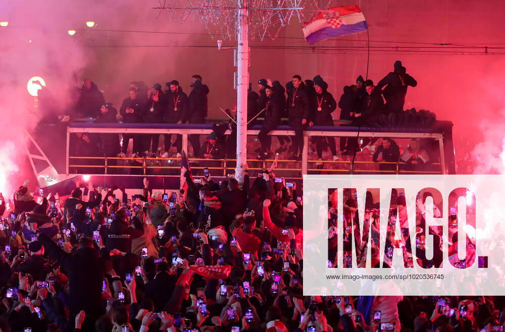 Croatia victory parade Fans gather for the Croatia team victory parade at Ban Jelacic square (following their victory over Morocco in the 2022 FIFA World Cup, WM, Weltmeisterschaft, Fussball bronze medal match the previous day) on December 18, 2022 in Zagreb, Croatia. SanjinxStrukic PIXSELL