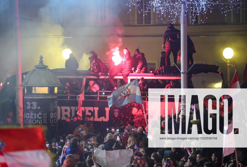 Croatia victory parade Fans gather for the Croatia team victory parade at Ban Jelacic square (following their victory over Morocco in the 2022 FIFA World Cup, WM, Weltmeisterschaft, Fussball bronze medal match the previous day) on December 18, 2022 in Zagreb, Croatia. SanjinxStrukic PIXSELL