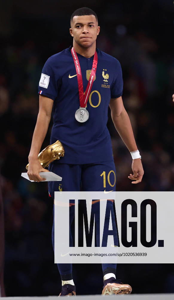 Doha, Qatar, 18th December 2022. Kylan Mbappe of France dejected as he collects his Golden Boot award during the FIFA World Cup, WM, Weltmeisterschaft, Fussball 2022 match at Lusail Stadium, Doha. Picture credit should read: David Klein Sportimage . SPI-2101-0234