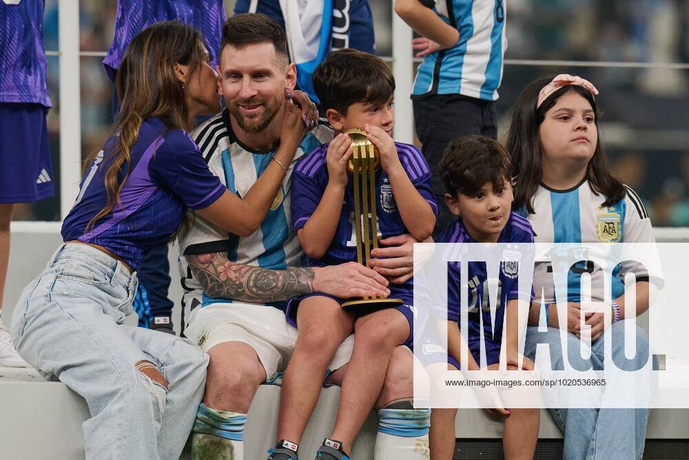 FIFA World Cup, WM, Weltmeisterschaft, Fussball Qatar 2022 Argentina vs France Final Lionel Messi from Argentina, his wife Antonela Roccuzzo, sons Thiago, Mateo, Ciro after the game Argentina vs France, corresponding to the great final of the FIFA World Cup Qatar 2022, at Lusail Stadium, Lusail, Doha, on December 18, 2022. <br><br> Lionel Messi de Argentina, su esposa Antonela Roccuzzo, hijos Thiago, Mateo, Ciro, despues del partido Argentina vs Francia, correspondiente a la gran final de la Copa Mundial de la FIFA Catar 2022, en el Estadio Lusail, Lusail, Doha, el 18 de Diciembre de 2022 LUSAIL DOHA QATAR