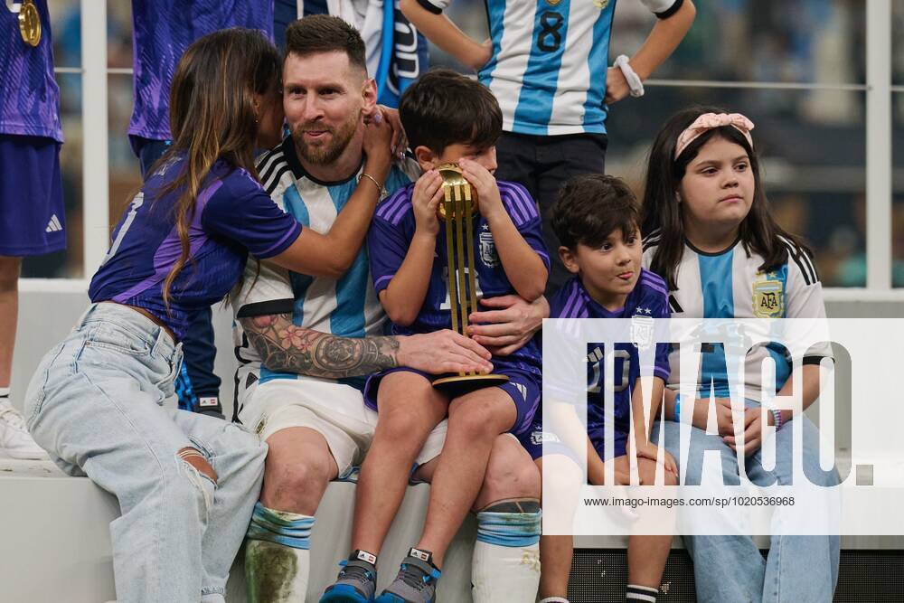FIFA World Cup, WM, Weltmeisterschaft, Fussball Qatar 2022 Argentina vs France Final Lionel Messi from Argentina, his wife Antonela Roccuzzo, sons Thiago, Mateo, Ciro after the game Argentina vs France, corresponding to the great final of the FIFA World Cup Qatar 2022, at Lusail Stadium, Lusail, Doha, on December 18, 2022. <br><br> Lionel Messi de Argentina, su esposa Antonela Roccuzzo, hijos Thiago, Mateo, Ciro, despues del partido Argentina vs Francia, correspondiente a la gran final de la Copa Mundial de la FIFA Catar 2022, en el Estadio Lusail, Lusail, Doha, el 18 de Diciembre de 2022 LUSAIL DOHA QATAR
