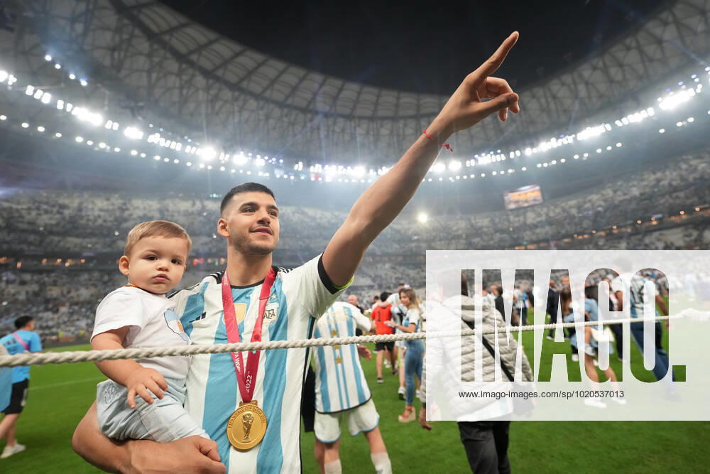 QAT: Argentina v France. FIFA World Cup, WM, Weltmeisterschaft, Fussball Qatar 2022. Final Geronimo Rulli of Argentina with his son during the FIFA World Cup Qatar 2022 match, Final, between Argentina and France played at Lusail Stadium on Dec 18, 2022 in Lusail, Qatar.
