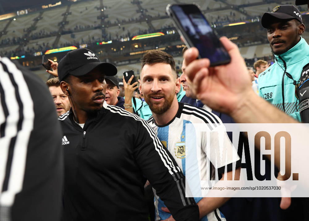 Doha, Qatar, 18th December 2022. Lionel Messi of Argentina is protected as he ismled into the dressing rooms during the FIFA World Cup, WM, Weltmeisterschaft, Fussball 2022 match at Lusail Stadium, Doha. Picture credit should read: David Klein Sportimage . SPI-2101-0237