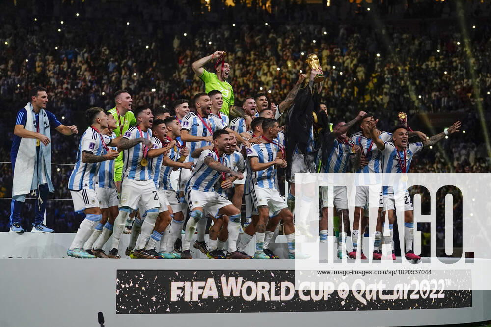QAT: Argentina v France. FIFA World Cup, WM, Weltmeisterschaft, Fussball Qatar 2022. Final Lionel Messi of Argentina lifts the World Cup with his teammates during the FIFA World Cup Qatar 2022 match, Final, between Argentina and France played at Lusail Stadium on Dec 18, 2022 in Lusail, Qatar.