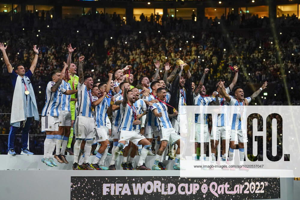 QAT: Argentina v France. FIFA World Cup, WM, Weltmeisterschaft, Fussball Qatar 2022. Final Lionel Messi of Argentina lifts the World Cup with his teammates during the FIFA World Cup Qatar 2022 match, Final, between Argentina and France played at Lusail Stadium on Dec 18, 2022 in Lusail, Qatar.