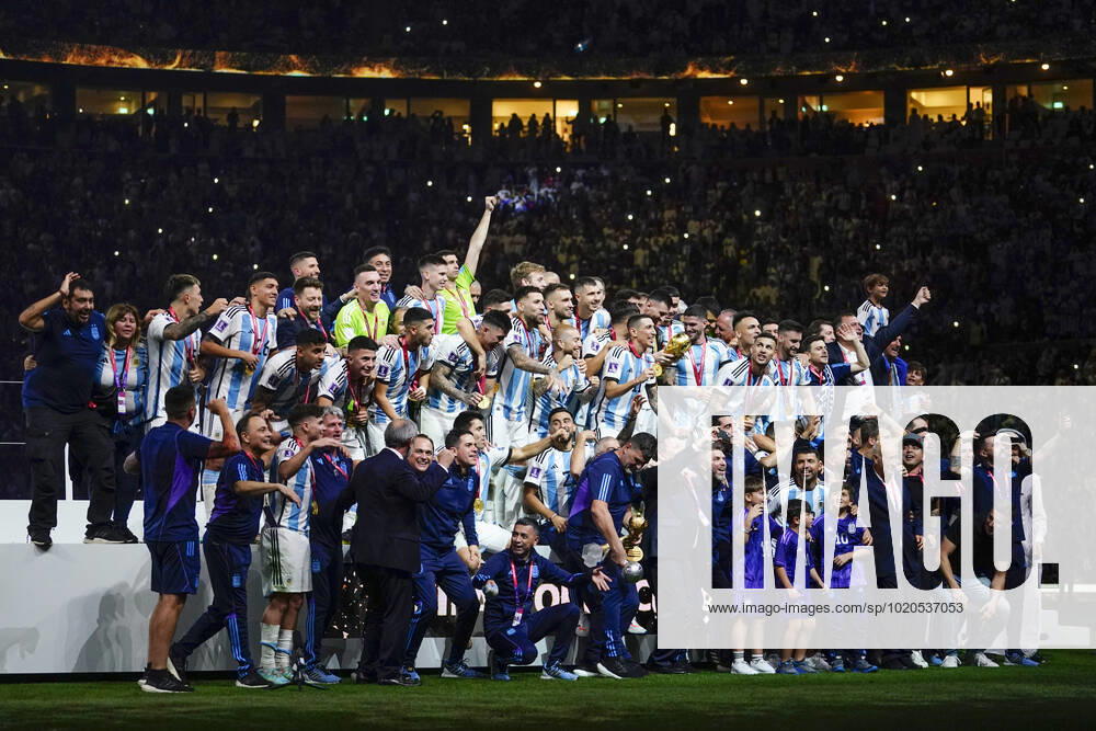 QAT: Argentina v France. FIFA World Cup, WM, Weltmeisterschaft, Fussball Qatar 2022. Final Lionel Messi of Argentina lifts the World Cup with his teammates during the FIFA World Cup Qatar 2022 match, Final, between Argentina and France played at Lusail Stadium on Dec 18, 2022 in Lusail, Qatar.