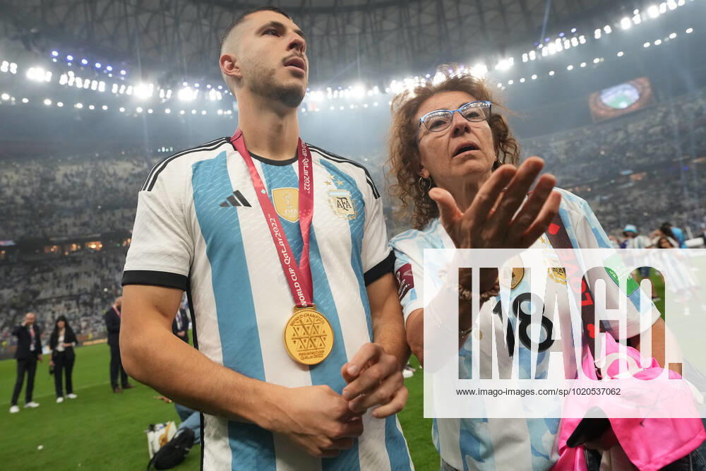 QAT: Argentina v France. FIFA World Cup, WM, Weltmeisterschaft, Fussball Qatar 2022. Final Guido Rodriguez of Argentina with his mother during the FIFA World Cup Qatar 2022 match, Final, between Argentina and France played at Lusail Stadium on Dec 18, 2022 in Lusail, Qatar.