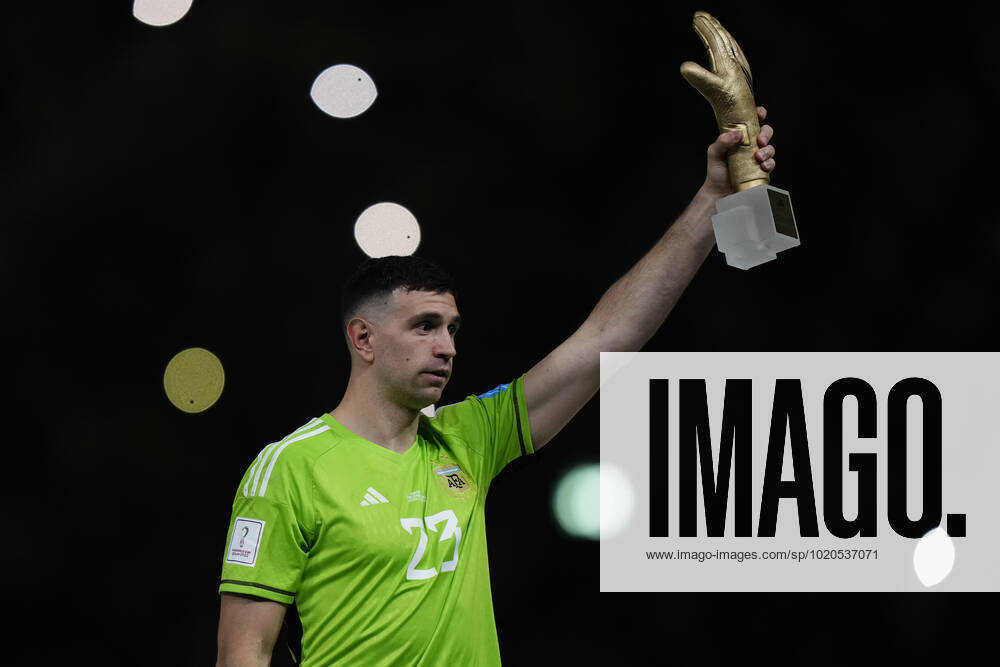 Argentina v France: Final - FIFA World Cup, WM, Weltmeisterschaft, Fussball Qatar 2022 Emiliano Martinez goalkeeper of Argentina and Aston Villa whit his trophy of Best Goalkeeper after the FIFA World Cup Qatar 2022 Final match between Argentina and France at Lusail Stadium on December 18, 2022 in Lusail City, Qatar. Lusail City Qatar