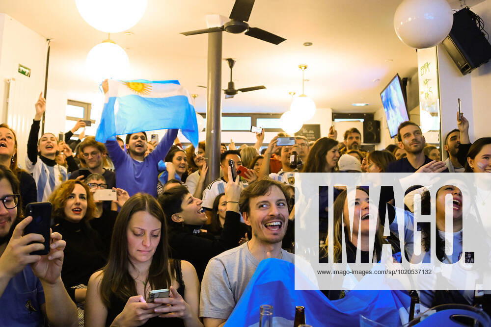 Les supporters de l Argentine au Cafe El Sur à Paris - ambiance - FOOTBALL : Les supporters de l Argentine - Paris - 18 12 2022 FedericoPestellini Panoramic