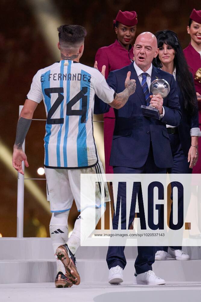 FIFA World Cup, WM, Weltmeisterschaft, Fussball Qatar 2022 Argentina vs France Final Enzo Fernandez of Argentina and Gianni Infantino President of FIFA during the game Argentina vs France, corresponding to the great final of the FIFA World Cup Qatar 2022, at Lusail Stadium, Lusail, Doha, on December 18, 2022. <br><br> Enzo Fernandez de Argentina y Gianni Infantino Presidente de FIFA durante el partido Argentina vs Francia, correspondiente a la gran final de la Copa Mundial de la FIFA Catar 2022, en el Estadio Lusail, Lusail, Doha, el 18 de Diciembre de 2022 LUSAIL DOHA QATAR