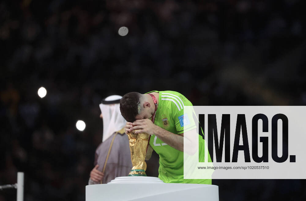 Emiliano Martinez goalkeeper of Argentina touches the World Cup trophy in the final of the FIFA World Cup, WM, Weltmeisterschaft, Fussball soccer tournament between Argentina and France at Lusail stadium in Lusail, Qatar, 18 December 2022. Soccer World Cup 2022: Argentina - France !ACHTUNG: NUR REDAKTIONELLE NUTZUNG!