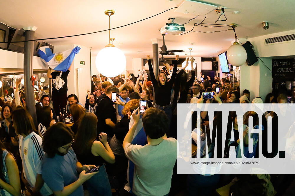 Les supporters de l Argentine au Cafe El Sur Ã Paris - ambiance - FOOTBALL : Les supporters de l Argentine - Paris - 18 12 2022 FedericoPestellini Panoramic