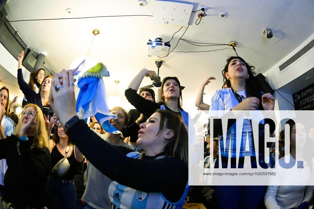Les supporters de l Argentine au Cafe El Sur Ã Paris - ambiance - FOOTBALL : Les supporters de l Argentine - Paris - 18 12 2022 FedericoPestellini Panoramic