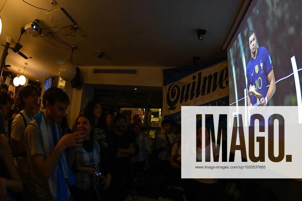 Les supporters de l Argentine au Cafe El Sur à Paris - ambiance - FOOTBALL : Les supporters de l Argentine - Paris - 18 12 2022 FedericoPestellini Panoramic
