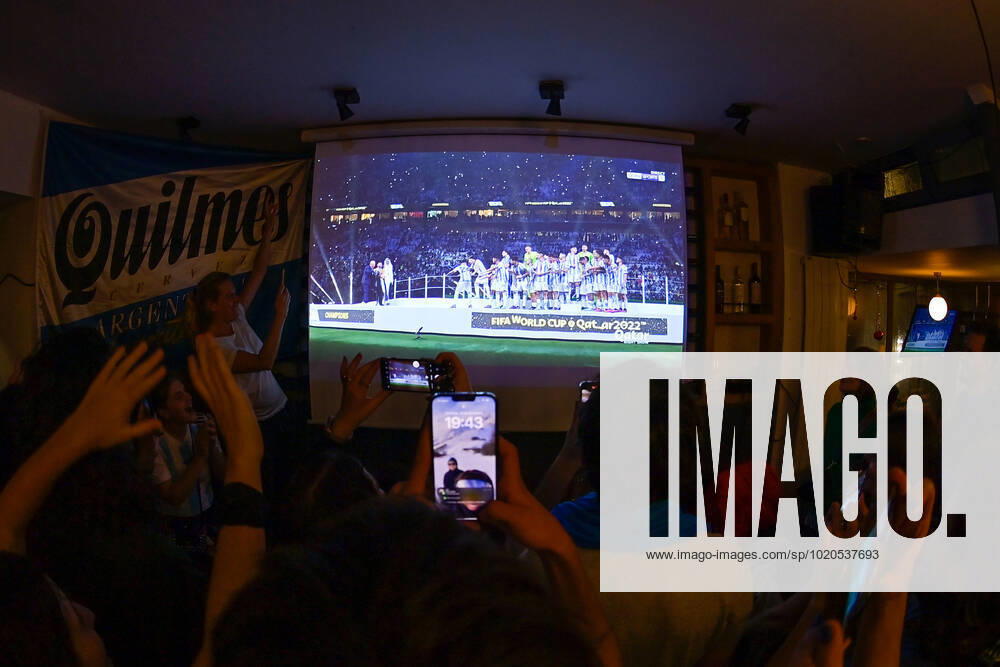 Les supporters de l Argentine au Cafe El Sur à Paris - ambiance - FOOTBALL : Les supporters de l Argentine - Paris - 18 12 2022 FedericoPestellini Panoramic