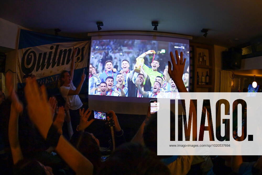 Les supporters de l Argentine au Cafe El Sur à Paris - ambiance - FOOTBALL : Les supporters de l Argentine - Paris - 18 12 2022 FedericoPestellini Panoramic