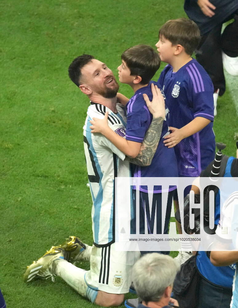 (221218) -- LUSAIL, Dec. 18, 2022 -- Lionel Messi of Argentina celebrates with his families prior to the awarding ceremony of the 2022 FIFA World Cup, WM, Weltmeisterschaft, Fussball at Lusail Stadium in Lusail, Qatar, Dec. 18, 2022. ) (SP)QATAR-LUSAIL-2022 WORLD CUP-FINAL-ARG VS FRA PanxYulong