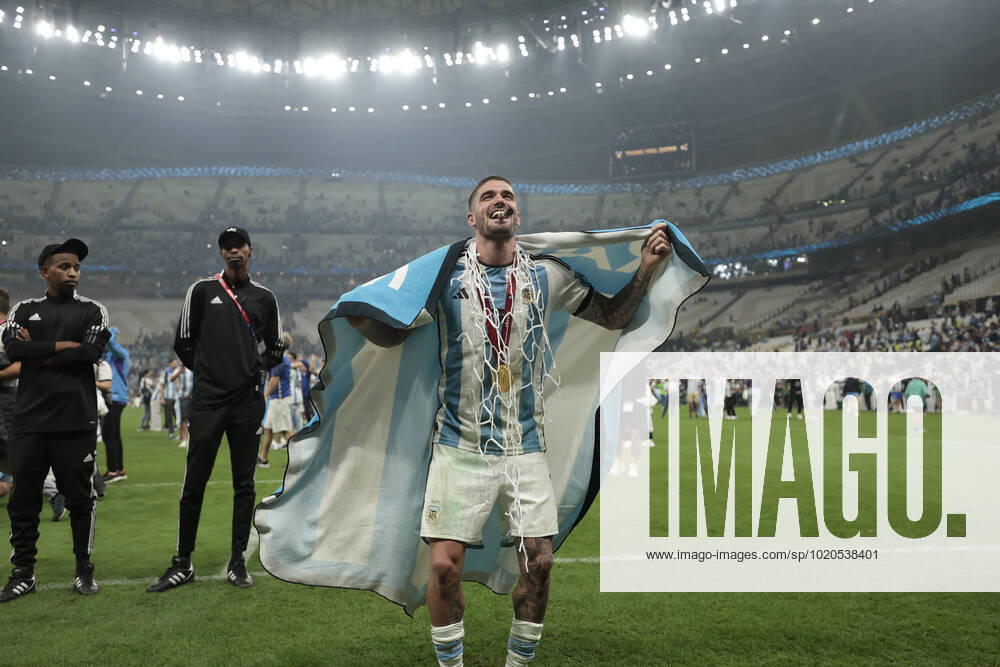Rodrigo De Paul of Argentina celebrates today, after being world champions in the final of the Qatar 2022 Soccer World Cup between Argentina and France at the Lusail stadium, Qatar, 18 December 2022. Soccer World Cup 2022: Argentina - France !ACHTUNG: NUR REDAKTIONELLE NUTZUNG!