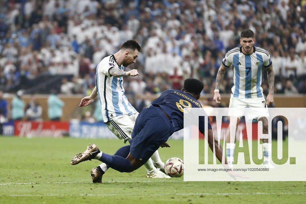 Player of Argentina Lionel Messi shoots the ball during the FIFA World Cup, WM, Weltmeisterschaft, Fussball Qatar 2022 Final match between Argentina and France at Lusail Stadium on December 18, 2022 in Lusail, Qatar. (Photo by Florencia Tan Jun PxImages Icon Sportwire) SOCCER: DEC 18 FIFA World Cup Final - France v Argentina Icon2212181572