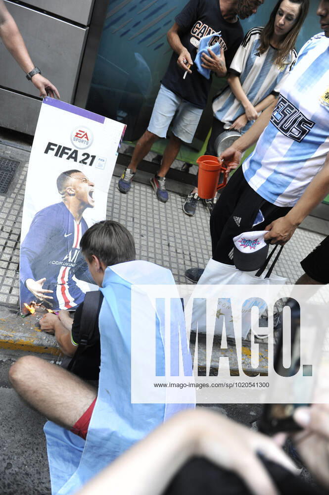 Football Football - Finale de la Coupe du monde de la FIFA Qatar 2022 - Fans à Buenos Aires - Buenos Aires, Argentine - 18 dà cembre 2022 Les fans argentins cà lebrent leur victoire dans la Coupe du monde. FOOTBALL : Coupe du Monde de la FIFA - Qatar 2022 - Les supporters à Buenos Aires - 18 12 2022 JaimeOlivos Panoramic