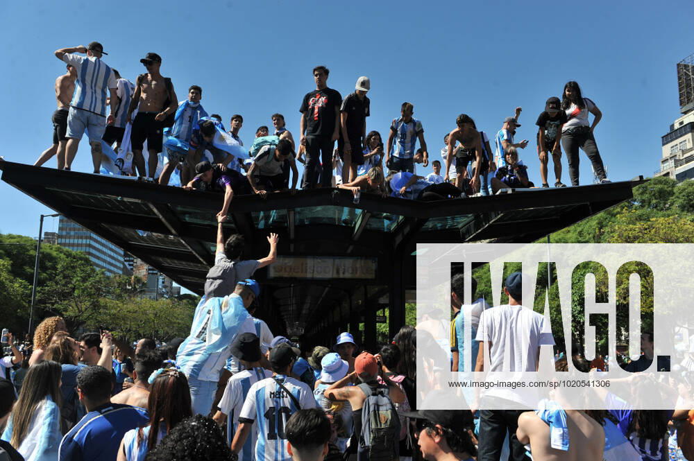 Football Football - Finale de la Coupe du monde de la FIFA Qatar 2022 - Fans à Buenos Aires - Buenos Aires, Argentine - 18 dà cembre 2022 Les fans argentins cà lebrent leur victoire dans la Coupe du monde. FOOTBALL : Coupe du Monde de la FIFA - Qatar 2022 - Les supporters à Buenos Aires - 18 12 2022 JaimeOlivos Panoramic