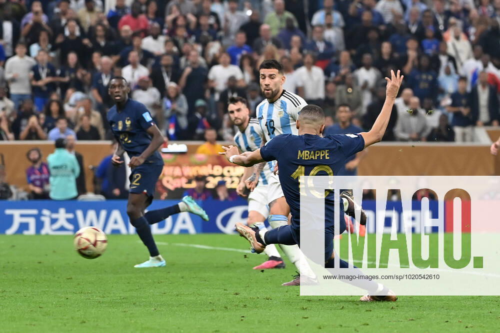 Kylian MBAPPE (FRA) schiesst das Tor zum 2-2, Aktion,Torschuss,Strafraumszene. Spiel 64,FINALE Argentinien - Frankreich 4-2 n.E. (3-3) am 18.12.2022, Lusail Stadium Fussball Weltmeisterschaft 20122 in Katar vom 20.11.