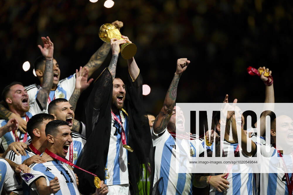 Joie des joueurs de l equipe de l Argentine soulevant le trophee de la Coupe du Monde MESSI Lionel (ARG) FOOTBALL : Argentine vs france - Finale - Coupe du Monde Qatar 2022 - 18 12 2022 JBAutissier Panoramic