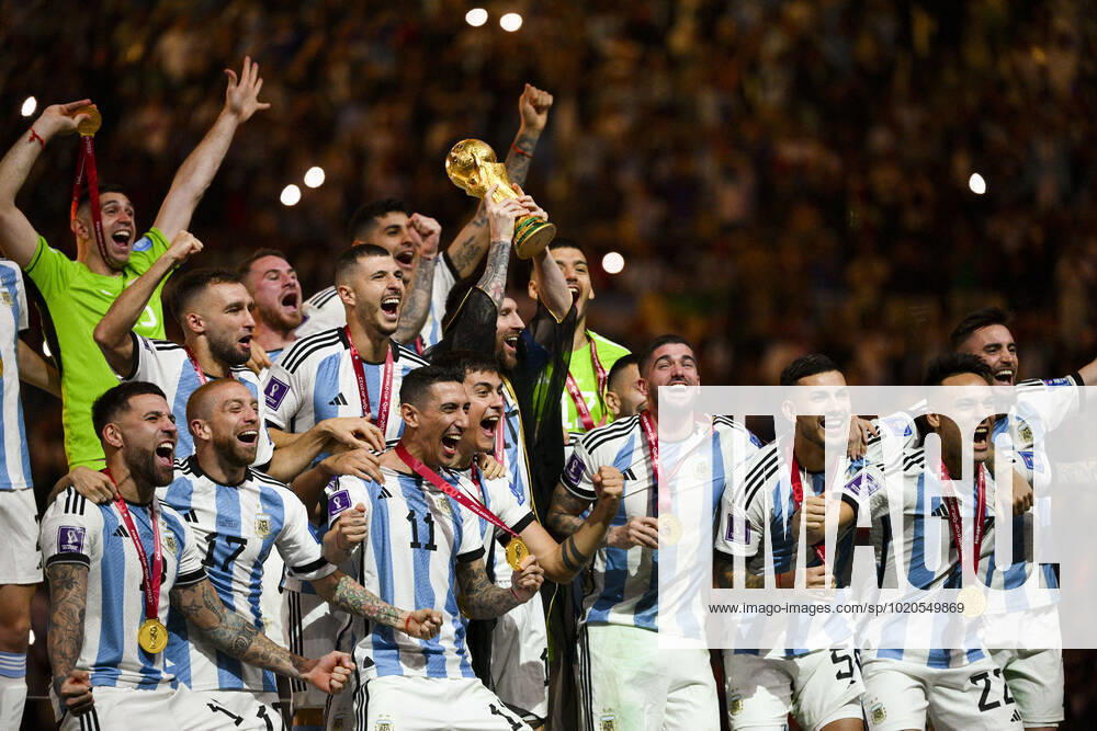 Joie des joueurs de l equipe de l Argentine soulevant le trophee de la Coupe du Monde MESSI Lionel (ARG) FOOTBALL : Argentine vs france - Finale - Coupe du Monde Qatar 2022 - 18 12 2022 JBAutissier Panoramic