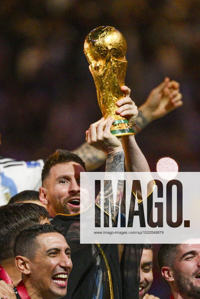Joie des joueurs de l equipe de l Argentine soulevant le trophee de la Coupe du Monde MESSI Lionel (ARG) FOOTBALL : Argentine vs france - Finale - Coupe du Monde Qatar 2022 - 18 12 2022 JBAutissier Panoramic