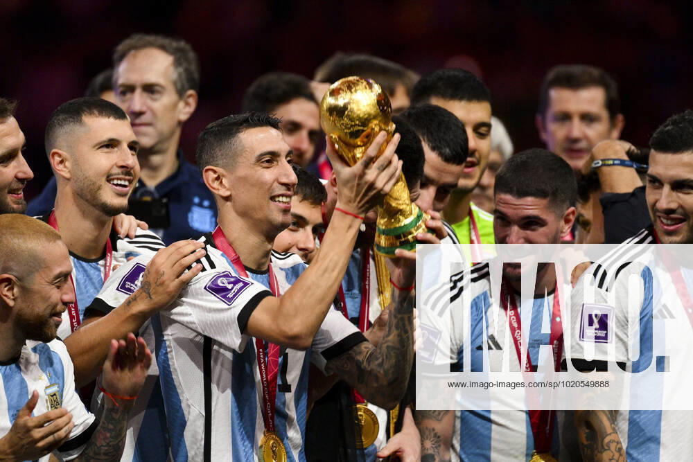 Joie des joueurs de l equipe de l Argentine soulevant le trophee de la Coupe du Monde DI MARIA Angel (ARG) FOOTBALL : Argentine vs france - Finale - Coupe du Monde Qatar 2022 - 18 12 2022 JBAutissier Panoramic