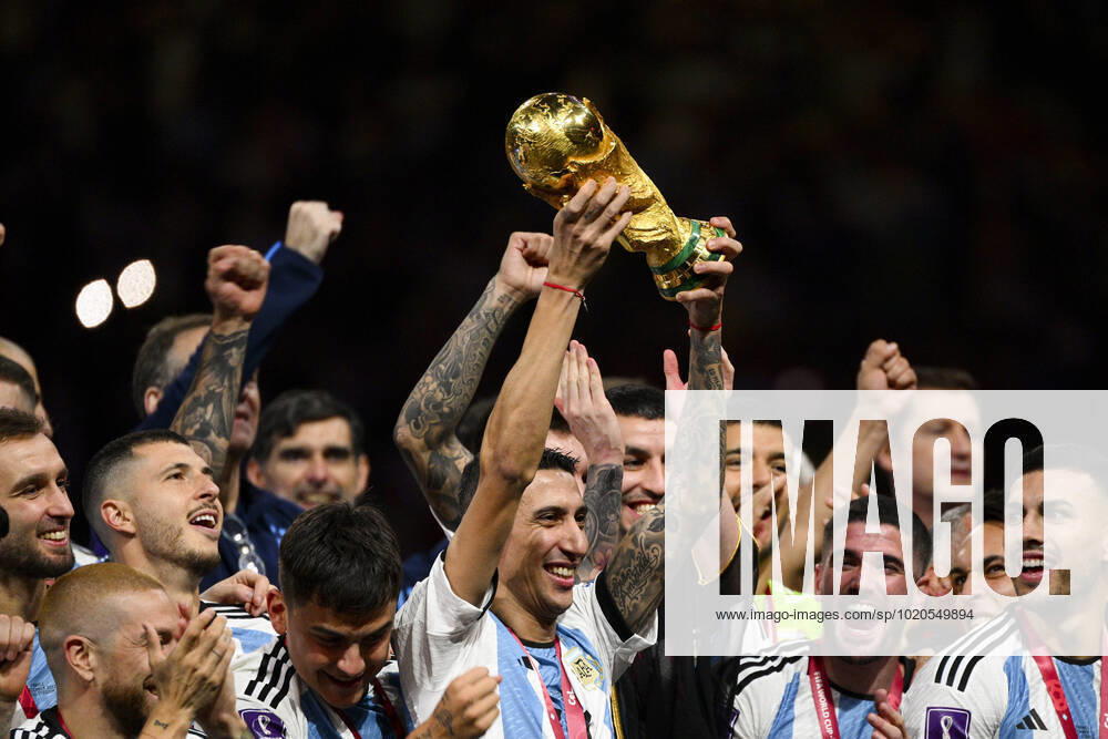 Joie des joueurs de l equipe de l Argentine soulevant le trophee de la Coupe du Monde DI MARIA Angel (ARG) FOOTBALL : Argentine vs france - Finale - Coupe du Monde Qatar 2022 - 18 12 2022 JBAutissier Panoramic