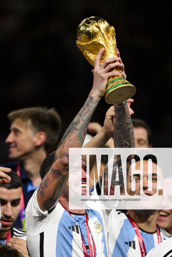 Joie des joueurs de l equipe de l Argentine soulevant le trophee de la Coupe du Monde DE PAUL Rodrigo (ARG) FOOTBALL : Argentine vs france - Finale - Coupe du Monde Qatar 2022 - 18 12 2022 JBAutissier Panoramic