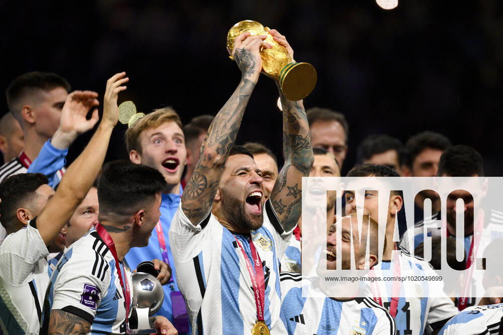 Joie des joueurs de l equipe de l Argentine soulevant le trophee de la Coupe du Monde OTAMENDI Nicolas (ARG) FOOTBALL : Argentine vs france - Finale - Coupe du Monde Qatar 2022 - 18 12 2022 JBAutissier Panoramic