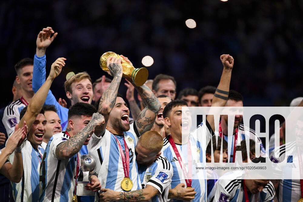 Joie des joueurs de l equipe de l Argentine soulevant le trophee de la Coupe du Monde OTAMENDI Nicolas (ARG) FOOTBALL : Argentine vs france - Finale - Coupe du Monde Qatar 2022 - 18 12 2022 JBAutissier Panoramic
