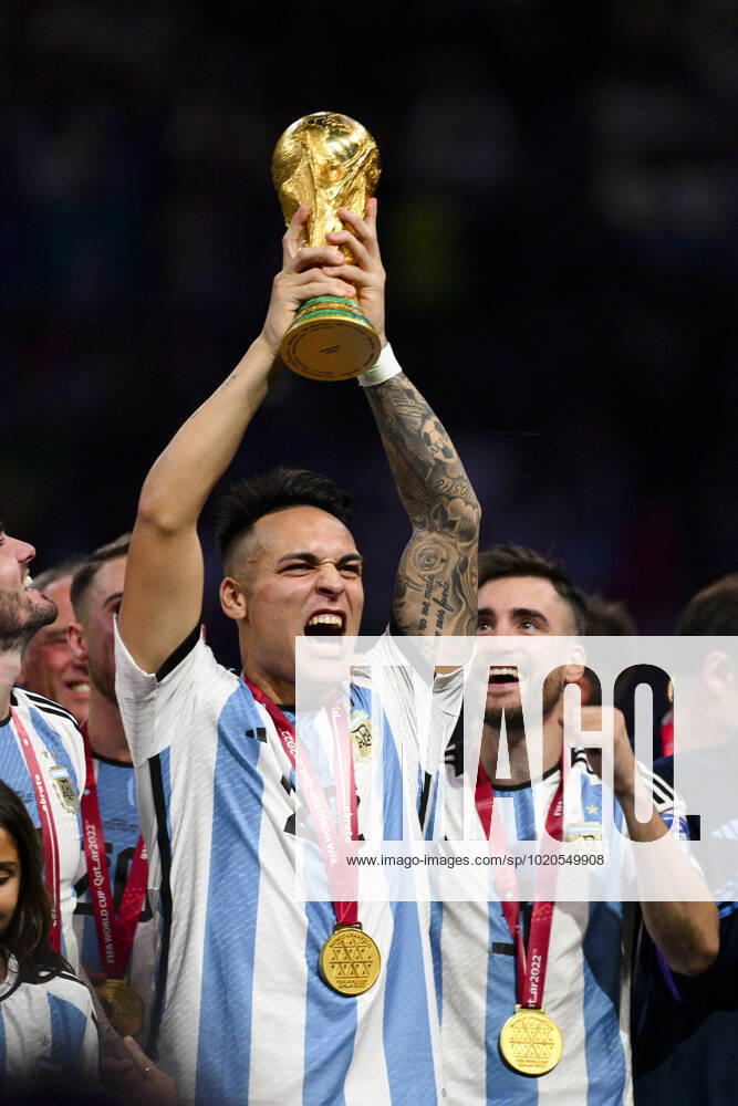 Joie des joueurs de l equipe de l Argentine soulevant le trophee de la Coupe du Monde MARTINEZ Lautaro (ARG) FOOTBALL : Argentine vs france - Finale - Coupe du Monde Qatar 2022 - 18 12 2022 JBAutissier Panoramic
