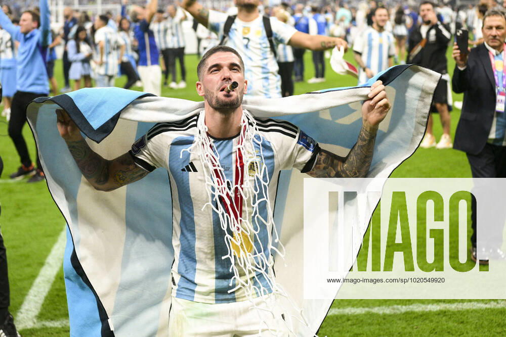 Joie des joueurs de l equipe de l Argentine DE PAUL Rodrigo (ARG) avec le cigare FOOTBALL : Argentine vs france - Finale - Coupe du Monde Qatar 2022 - 18 12 2022 JBAutissier Panoramic