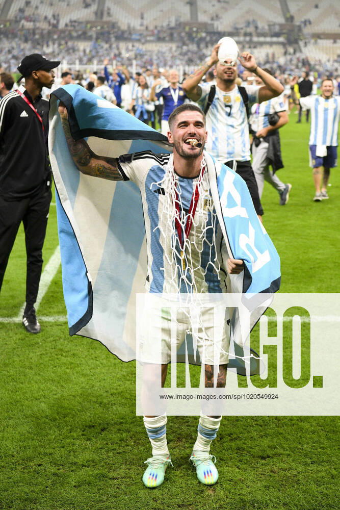 Joie des joueurs de l equipe de l Argentine DE PAUL Rodrigo (ARG) avec le cigare FOOTBALL : Argentine vs france - Finale - Coupe du Monde Qatar 2022 - 18 12 2022 JBAutissier Panoramic
