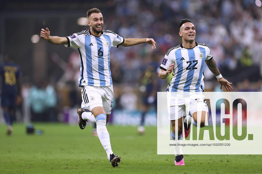 PEZZELLA German mit MARTINEZ Lautaro Team Argentinien jubeln nach Sieg FIFA World Cup, WM, Weltmeisterschaft, Fussball 2022 in Katar Finale Argentinien - Frankreich am 18.12 .2022 im Lusail Stadion DFL REGULATIONS PROHIBIT ANY USE OF PHOTOGRAPHS as IMAGE SEQUENCES and or QUASI-VIDEO
