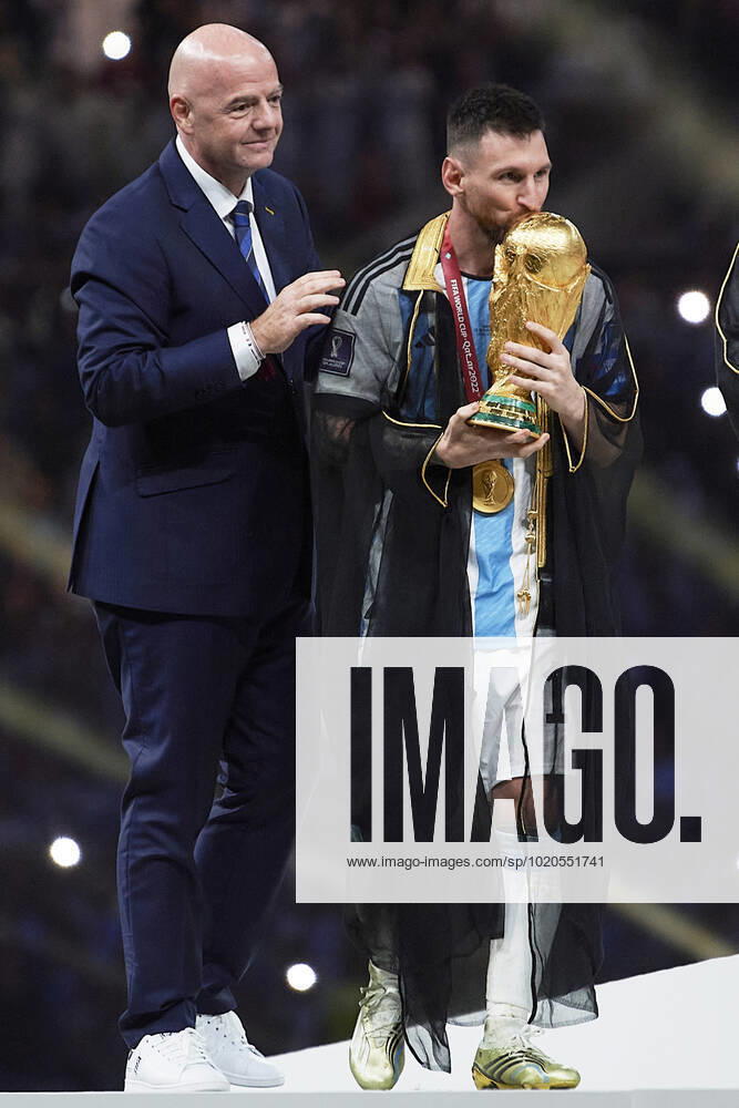 MESSI Lionel Weltmeister Team Argentinien bei der Siegerehrung mit FIFA Praesident INFANTINO Gianni FIFA World Cup, WM, Weltmeisterschaft, Fussball 2022 in Katar Finale Argentinien - Frankreich am 18.12 .2022 im Lusail Stadion DFL REGULATIONS PROHIBIT ANY USE OF PHOTOGRAPHS as IMAGE SEQUENCES and or QUASI-VIDEO